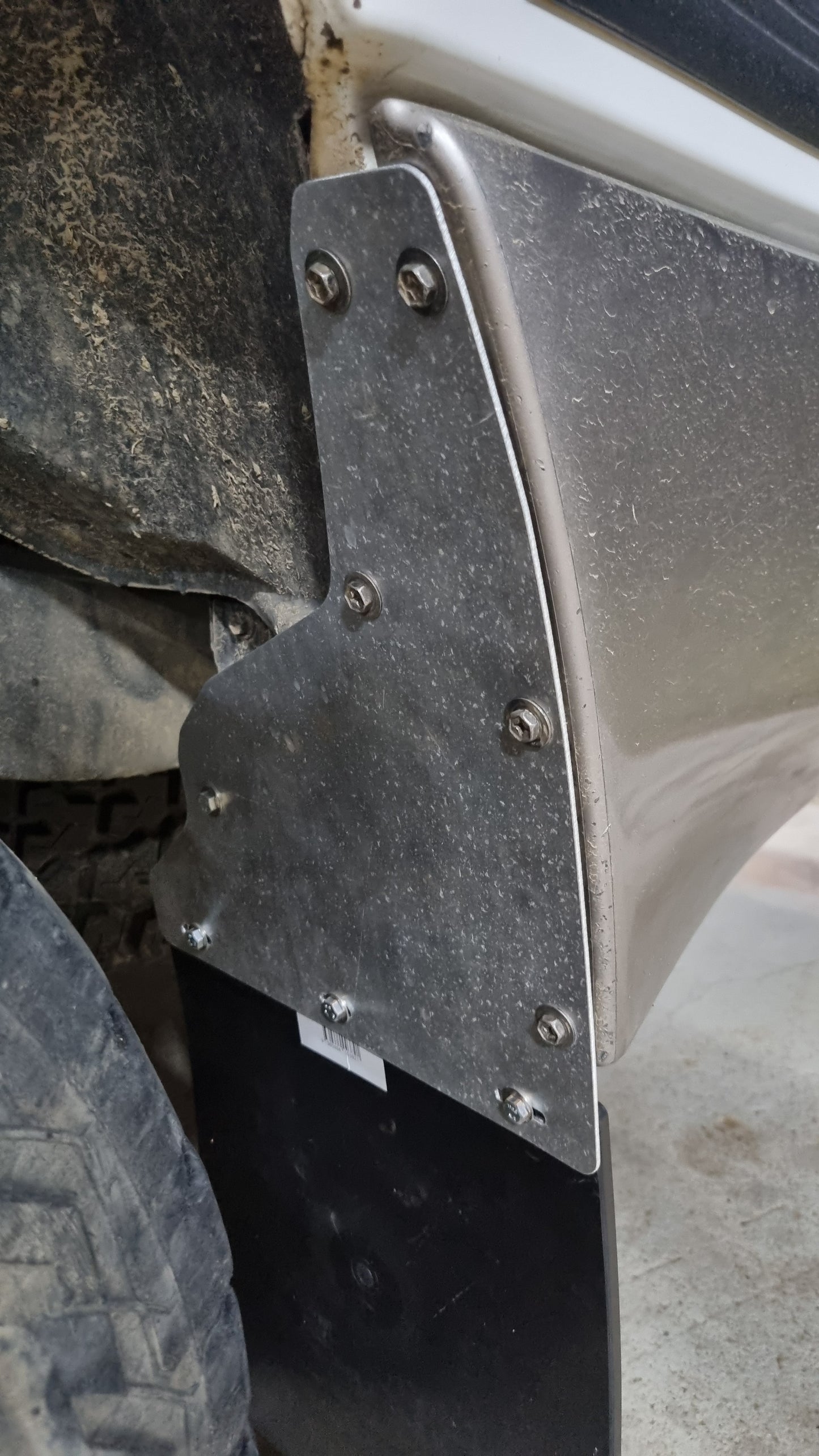 100/105 Series Landcruiser Rear Mudflap Brackets