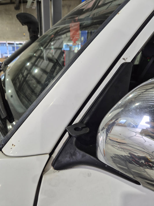 100/105 Series LandCruiser Mirror Antenna Mount