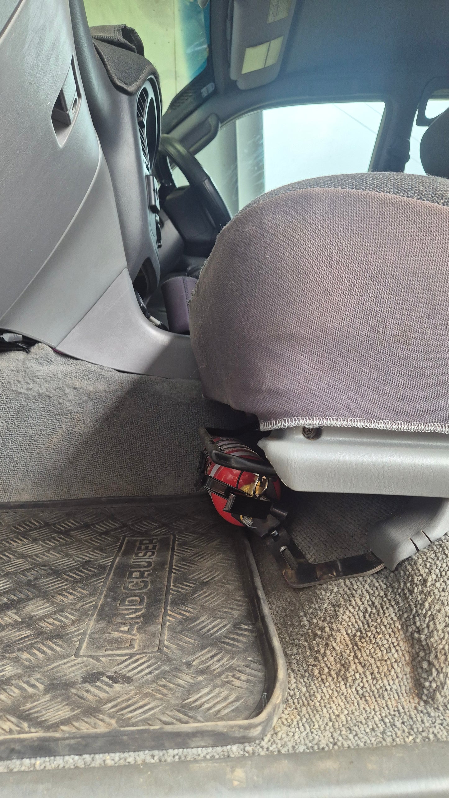 100/105 Series LandCruiser Fire Extinguisher Bracket