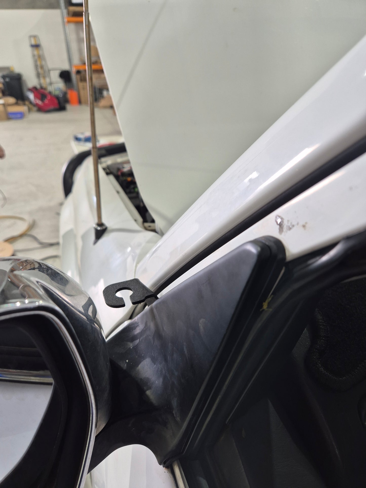 100/105 Series LandCruiser Mirror Antenna Mount